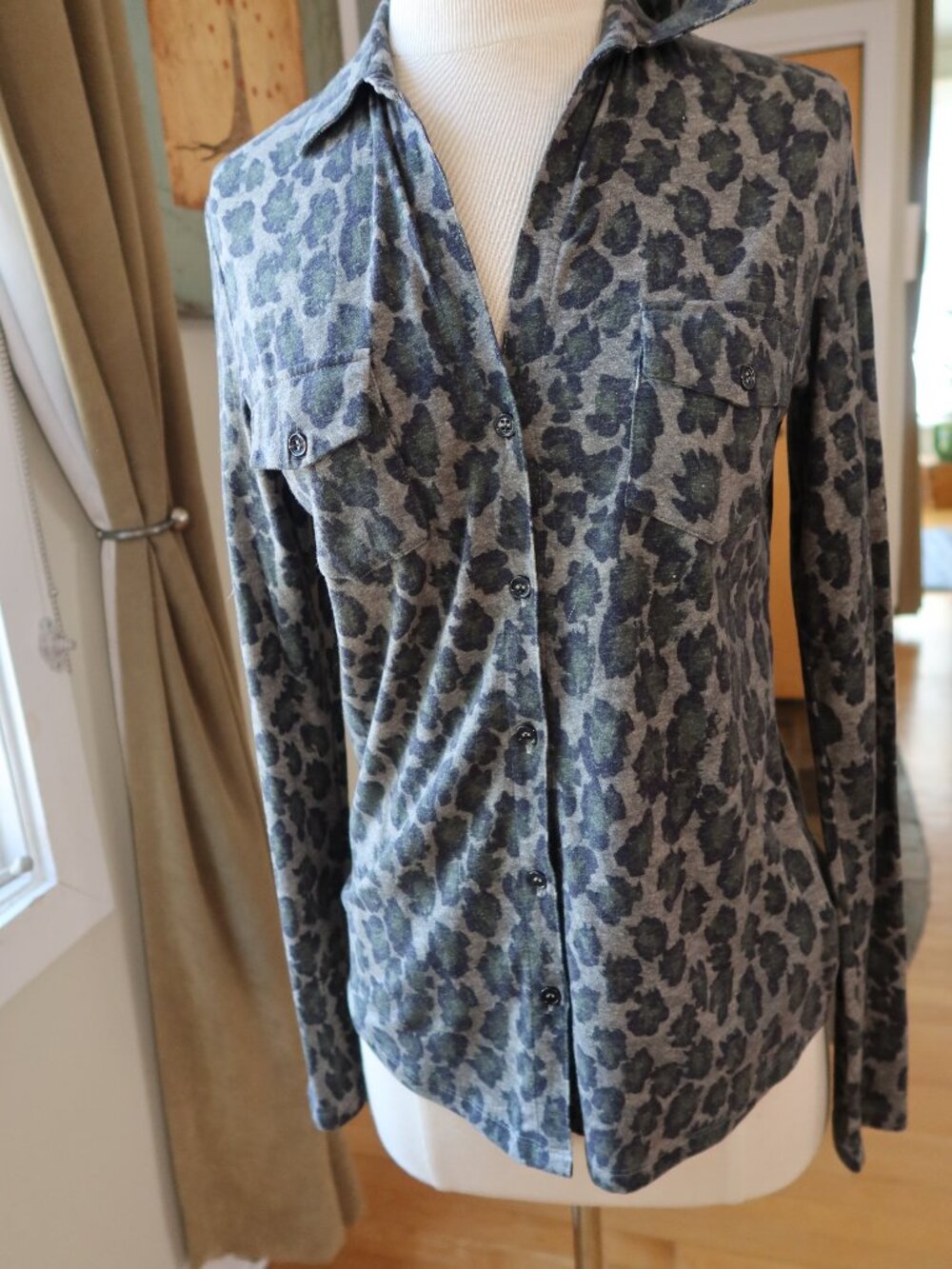 $295 Majestic Filatures cashmere deluxe tee shirt green grey leopard print sz 2